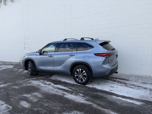 Used 2022 Toyota Highlander XLE image 2