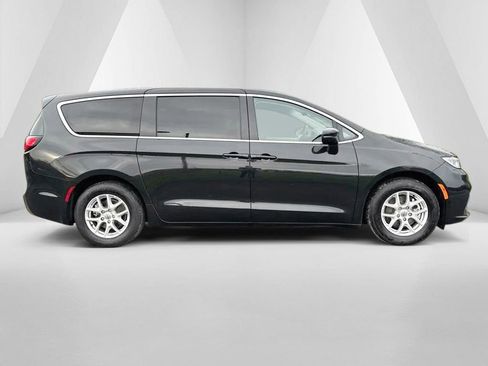 Used 2023 Chrysler Pacifica Touring-L image 8
