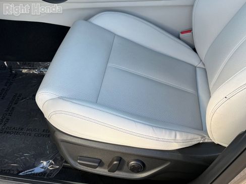 Used 2025 Genesis G70 2.5T image 14