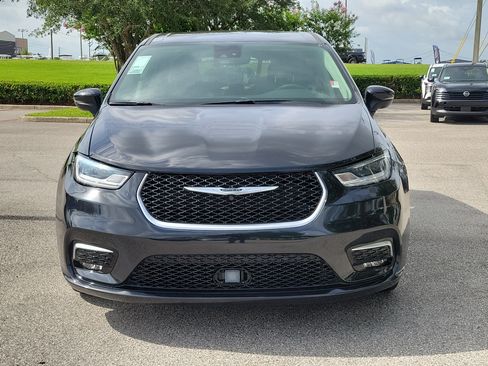 Used 2023 Chrysler Pacifica Touring-L FWD image 2