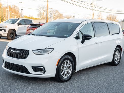 Used 2024 Chrysler Pacifica Touring-L image 6