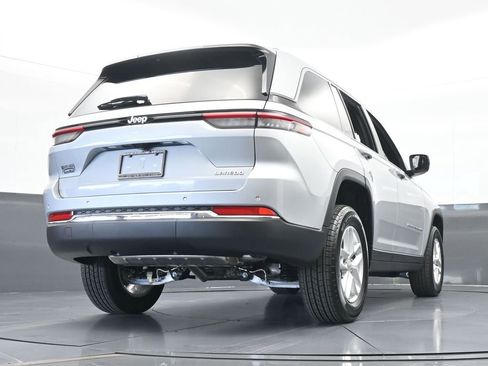 Used 2024 Jeep Grand Cherokee Laredo X image 60