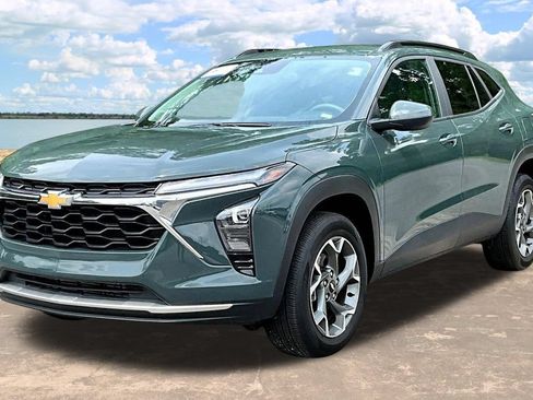 Used 2025 Chevrolet Trax LT FWD image 4