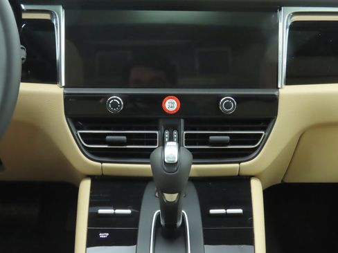 Certified 2025 Porsche Macan AWD/4WD image 17