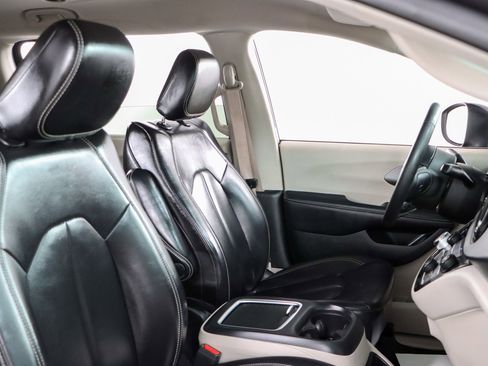 Used 2023 Chrysler Pacifica Touring-L image 27