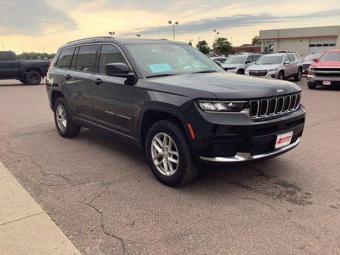 Used 2023 Jeep Grand Cherokee L Laredo w/ Luxury Tech Group I AWD/4WD image 3
