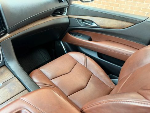 Used 2018 Cadillac Escalade ESV Luxury w/ LPO, Radiant Package AWD/4WD image 28