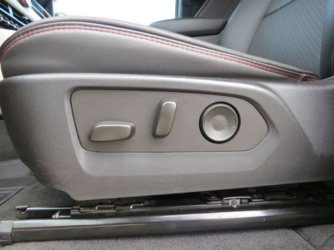 Used 2023 GMC Canyon AT4X image 17