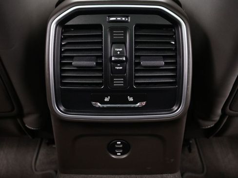 Used 2022 Porsche Macan image 8