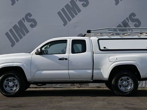 Used 2018 Toyota Tacoma SR image 5