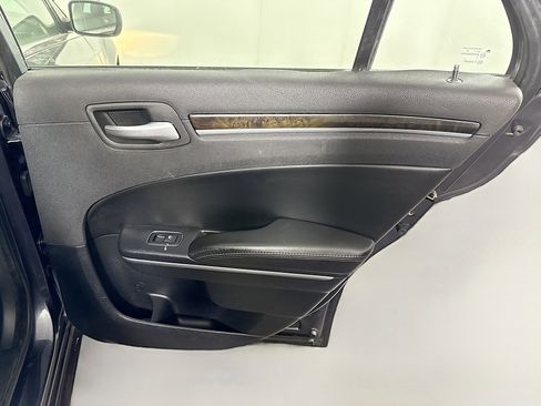 Used 2018 Chrysler 300 Limited RWD image 28