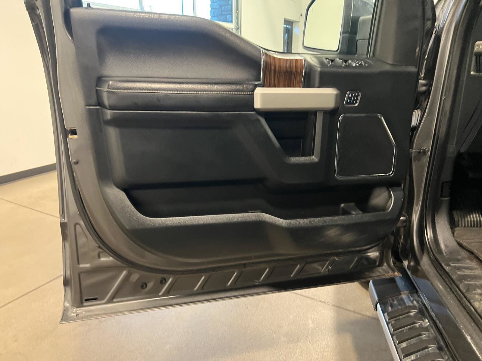 Used 2016 Ford F150 Lariat w/ Equipment Group 502A Luxury AWD/4WD image 27