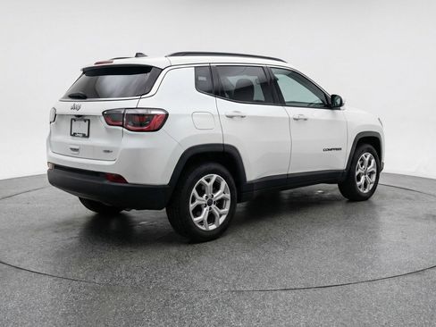 Used 2025 Jeep Compass Latitude image 9