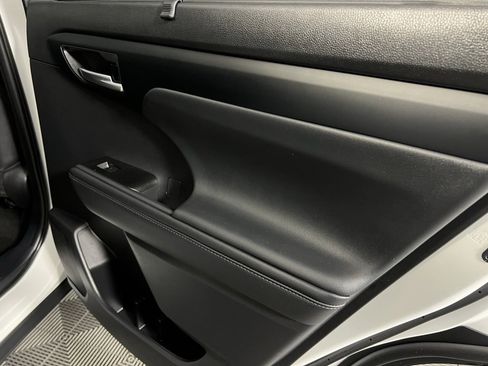 Used 2025 Toyota Highlander XLE image 31