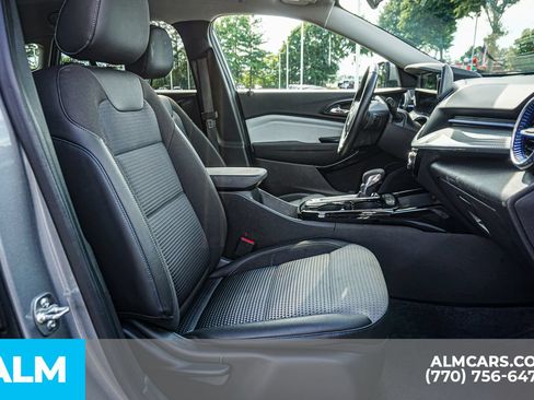 Used 2025 Chevrolet Trax LT w/ LT Convenience Package FWD image 24
