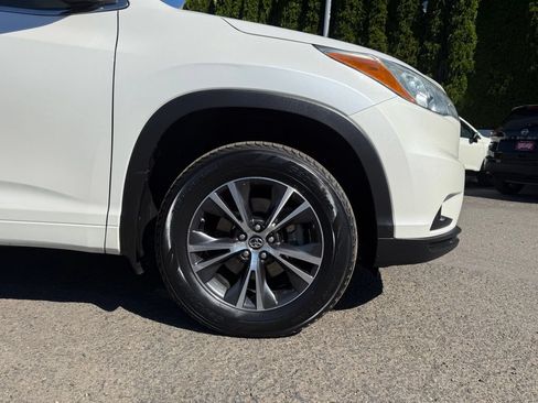 Used 2016 Toyota Highlander XLE AWD/4WD image 12