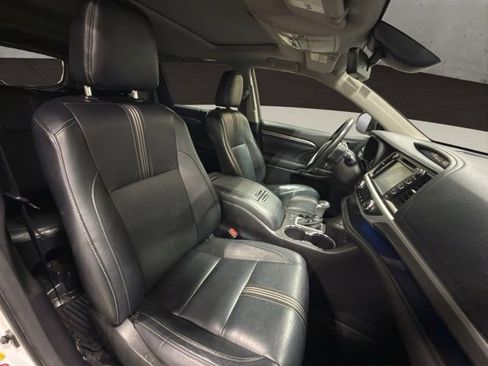 Used 2018 Toyota Highlander SE image 19