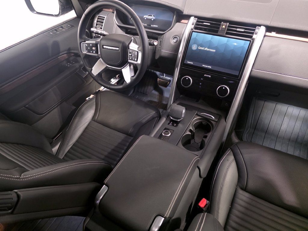 Used 2025 Land Rover Discovery Dynamic SE AWD/4WD image 16