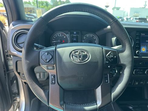 Used 2022 Toyota Tacoma TRD Off-Road w/ TRD Premium Off Road Package AWD/4WD image 17