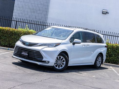 Used 2022 Toyota Sienna XLE w/ XLE Plus Package FWD image 19