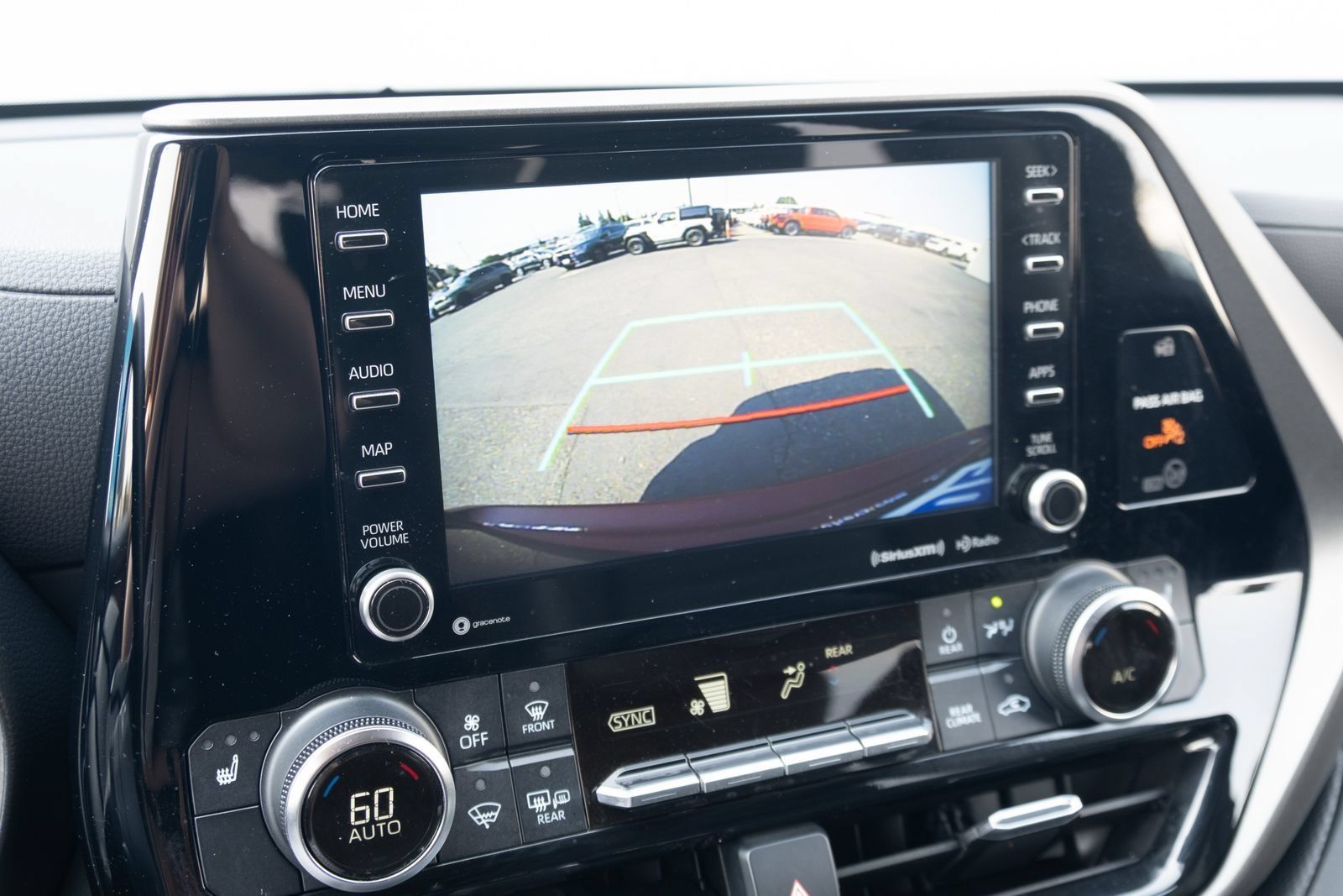 Used 2021 Toyota Highlander XLE AWD/4WD image 4