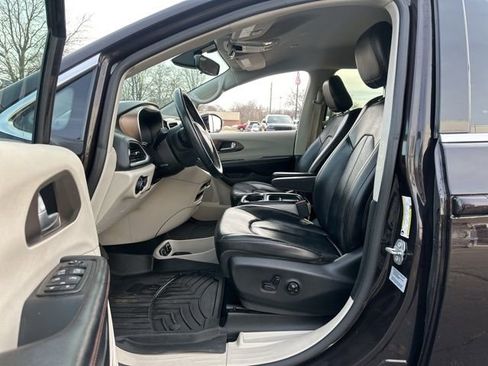 Used 2017 Chrysler Pacifica Touring-L image 9