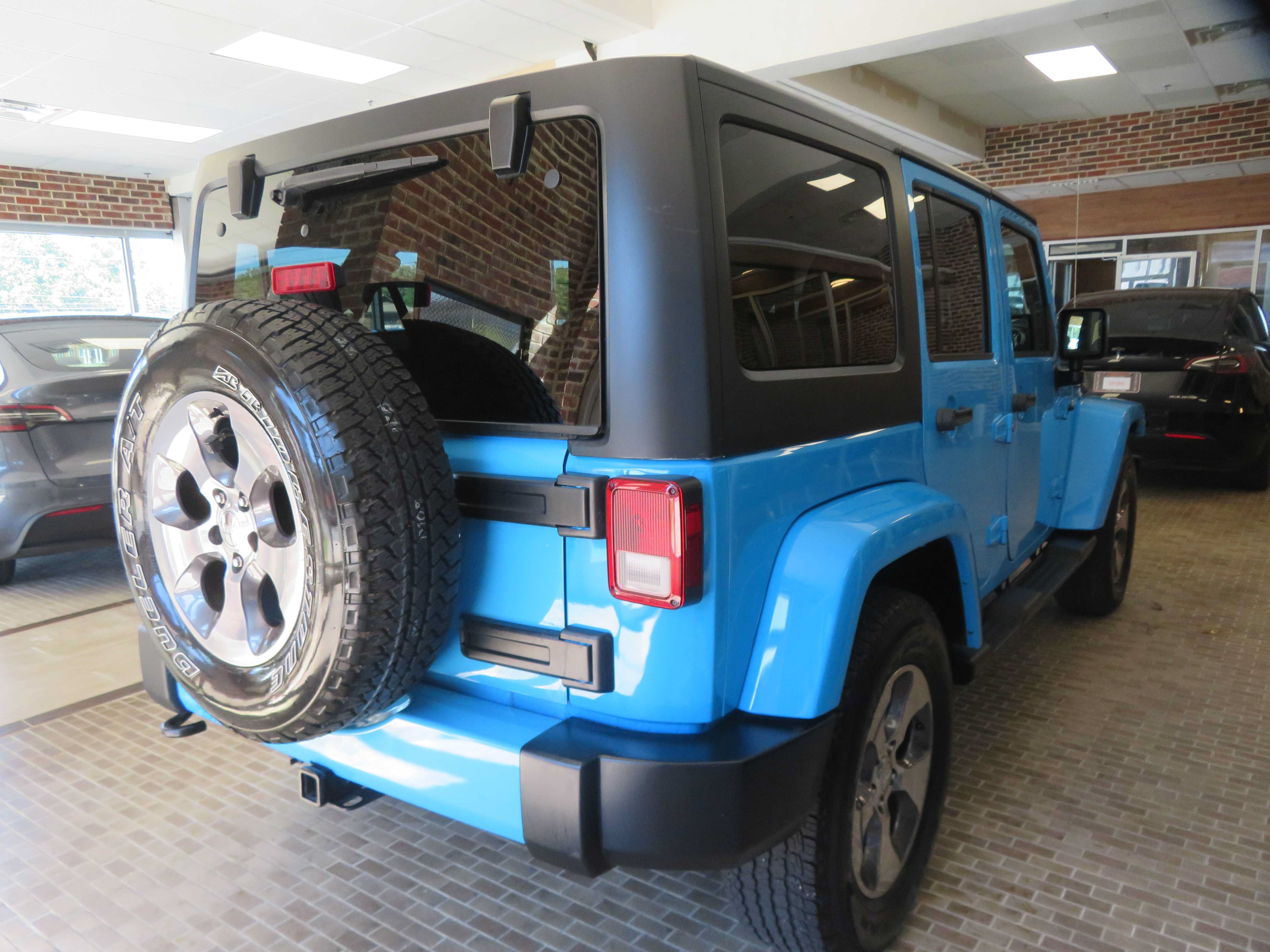 Used 2017 Jeep Wrangler Unlimited Sahara w/ Dual Top Group AWD/4WD image 4