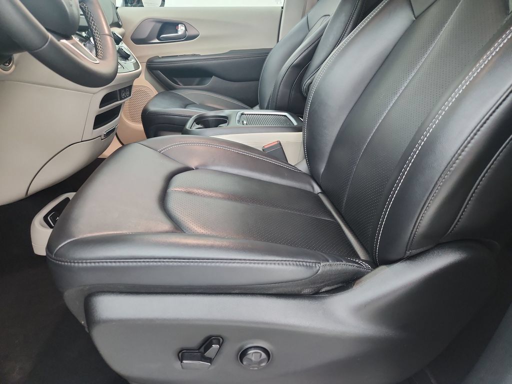 Certified 2024 Chrysler Pacifica Touring-L FWD image 22