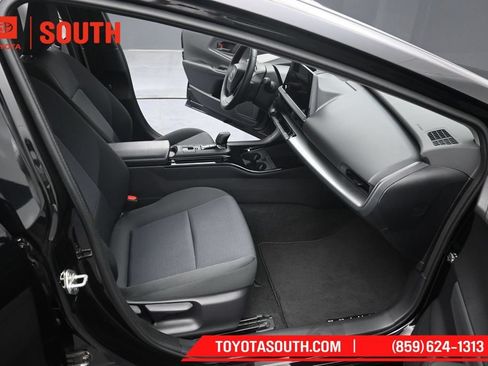 Used 2025 Toyota Prius LE AWD/4WD image 31