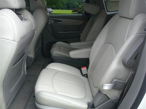 Used 2015 Chevrolet Traverse LT FWD image 17