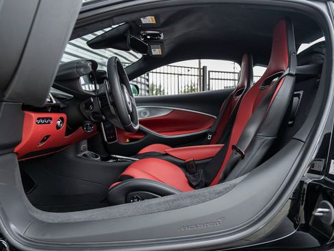 Used 2025 McLaren Artura image 21