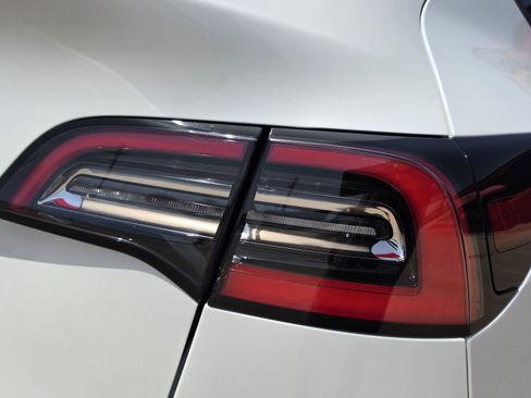 Used 2021 Tesla Model Y Long Range AWD/4WD image 9