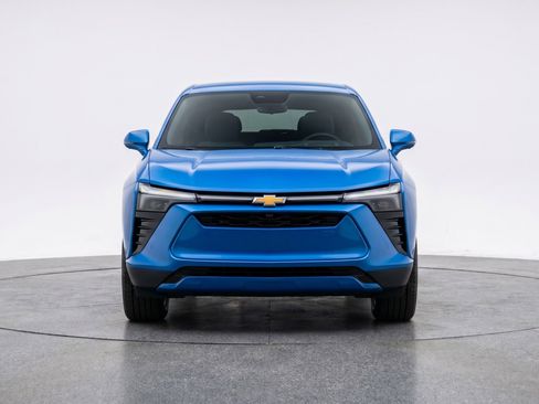 Used 2025 Chevrolet Blazer LT FWD image 2