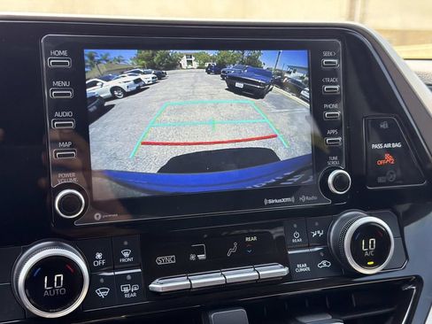 Used 2021 Toyota Highlander LE FWD image 27