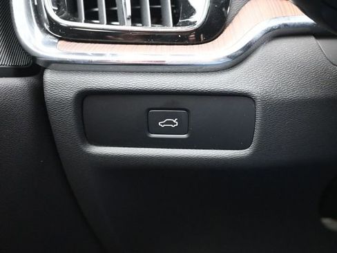 Used 2025 Volvo S60 B5 Plus image 26
