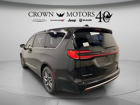 Used 2027 Chrysler Pacifica Limited FWD image 4