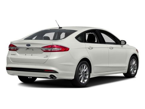 Used 2018 Ford Fusion SE w/ Fusion SE Technology Package FWD image 2