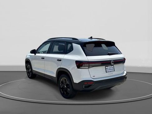 New 2026 Volkswagen Taos SE FWD image 3