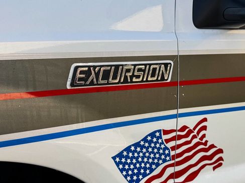 Used 2005 Ford Excursion XLT image 38