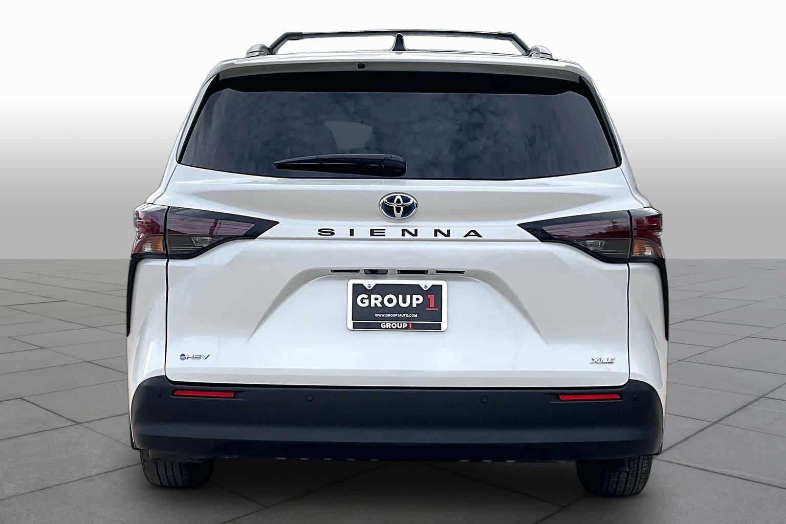 Used 2025 Toyota Sienna XLE FWD image 4