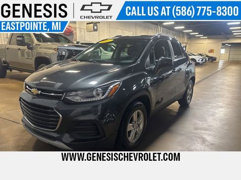 Used 2017 Chevrolet Trax LT w/ LT Convenience Package FWD image 1