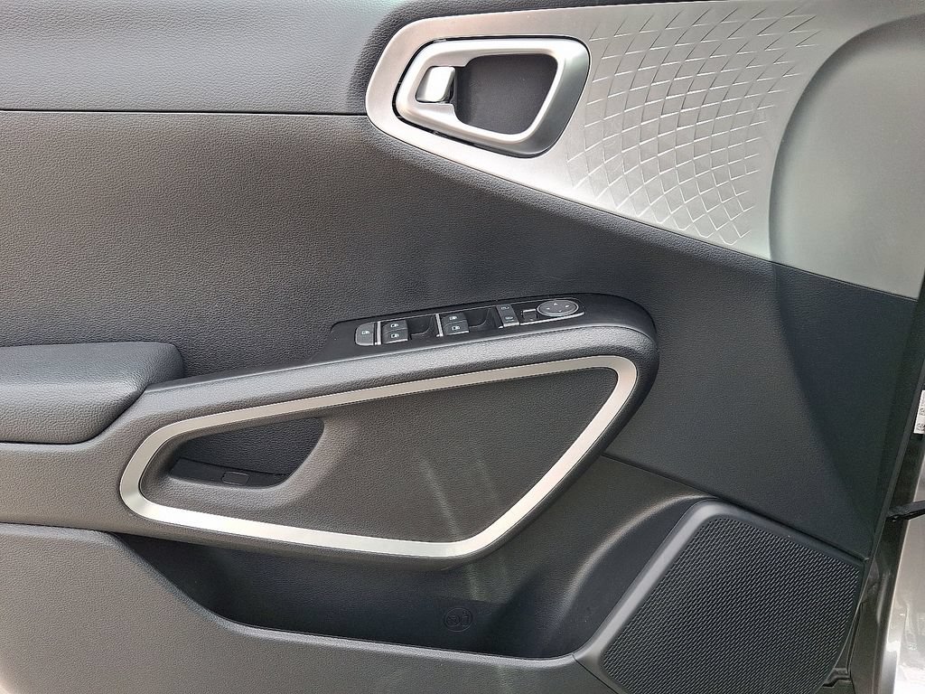 Used 2025 Kia Soul LX w/ LX Technology Package FWD image 13