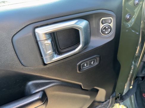 Used 2021 Jeep Gladiator Sport image 16