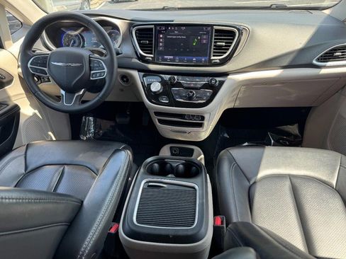 Used 2023 Chrysler Pacifica Touring-L FWD image 11