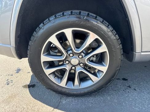 Used 2018 Jeep Grand Cherokee Overland AWD/4WD image 9