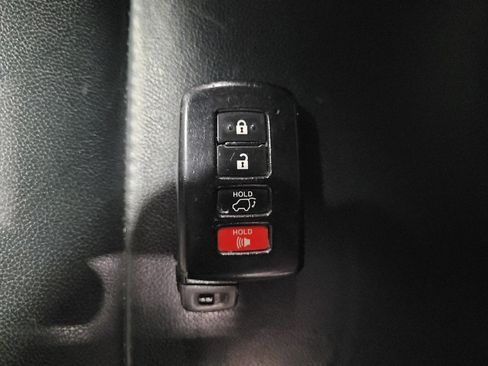 Used 2018 Toyota Highlander XLE image 32