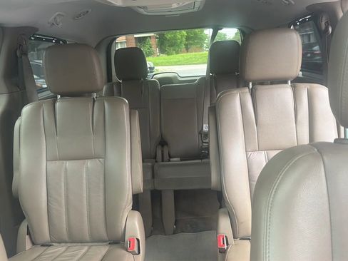 Used 2011 Chrysler Town & Country Touring-L w/ Entertainment Group #2 FWD image 11