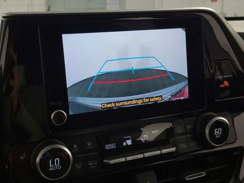 Used 2024 Toyota Highlander XLE AWD/4WD image 21