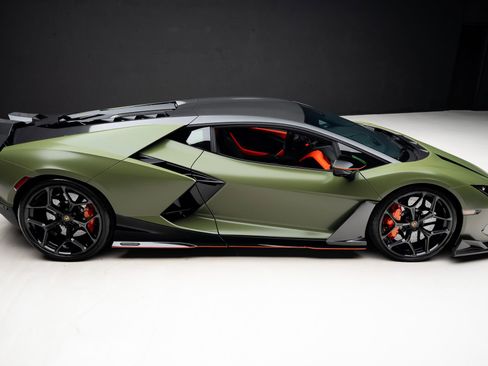 Used 2024 Lamborghini Revuelto AWD/4WD image 41