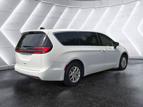 Used 2024 Chrysler Pacifica Touring-L FWD image 5